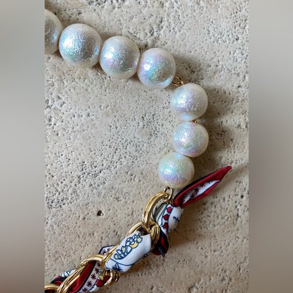 Authentic Gucci Beauty Velvet Bee Cosmetic Shoulder Bag - Picture 4 of 9